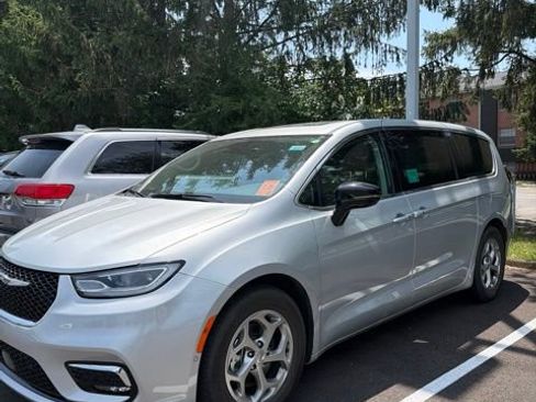 Used 2024 Chrysler Pacifica Limited FWD image 2