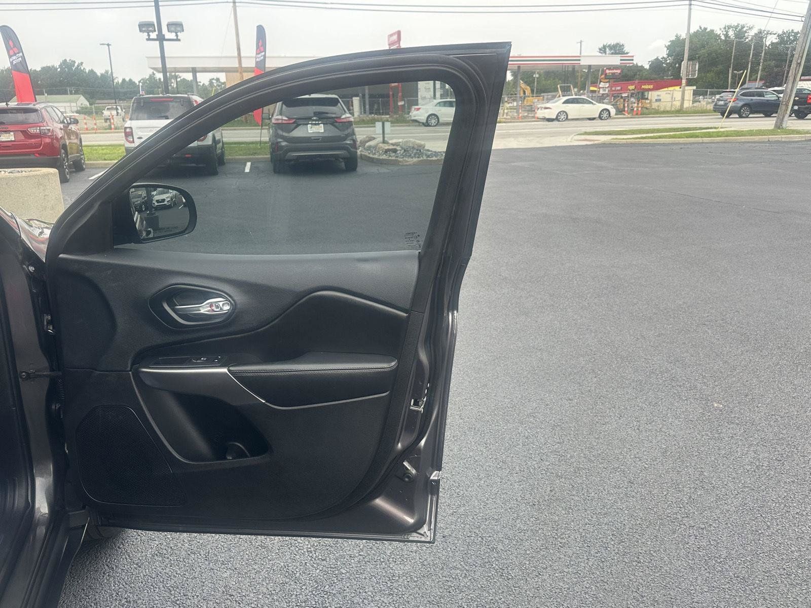 Used 2019 Jeep Cherokee Limited AWD/4WD image 21
