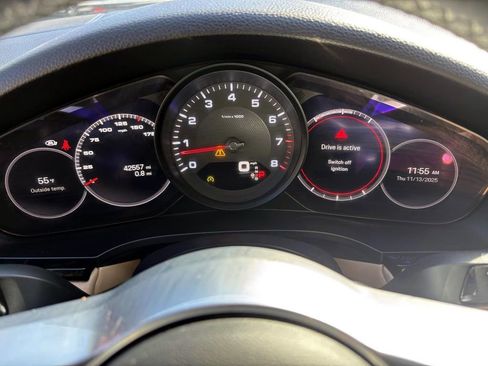 Certified 2022 Porsche Cayenne Platinum Edition image 31