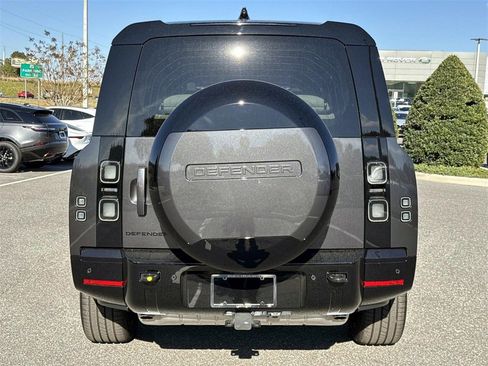 New 2026 Land Rover Defender 130 X-Dynamic SE image 4