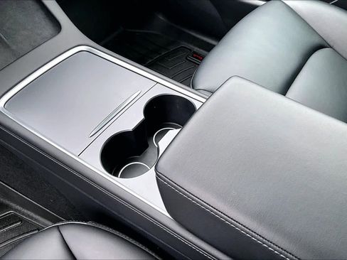 Used 2021 Tesla Model Y Long Range image 16