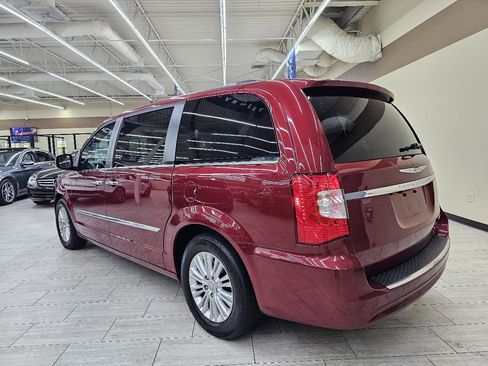Used 2013 Chrysler Town & Country Limited w/ Luxury Group FWD image 8