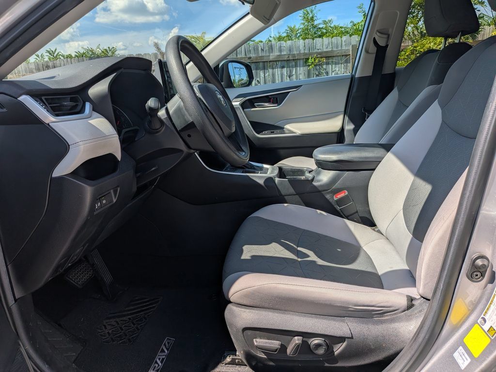 Used 2021 Toyota RAV4 XLE FWD image 11