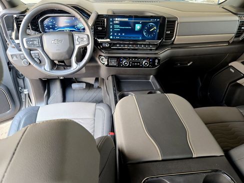 Used 2025 Chevrolet Silverado 2500 ZR2 w/ Technology Package image 10