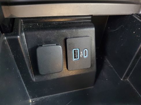 Used 2023 Ford Explorer Limited AWD/4WD image 11