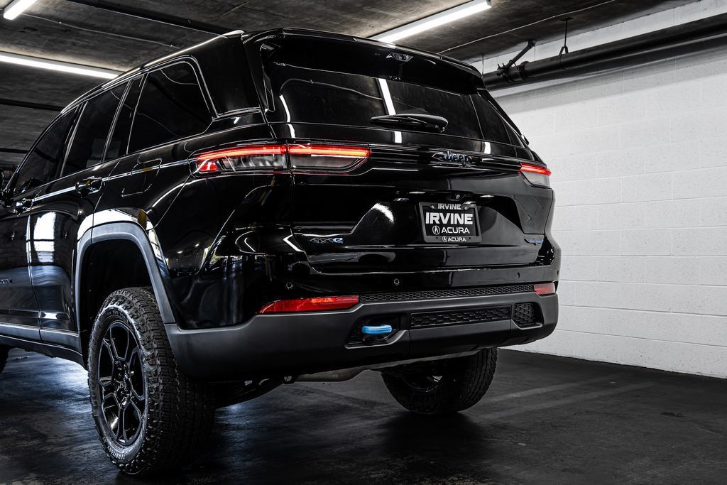 Used 2023 Jeep Grand Cherokee Trailhawk w/ Luxury Tech Group III AWD/4WD image 16