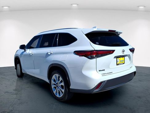 Used 2023 Toyota Highlander Limited image 4