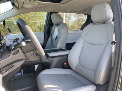 Certified 2025 Toyota Sienna XLE image 13