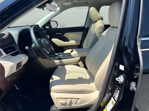 Used 2021 Toyota Highlander XLE FWD image 5