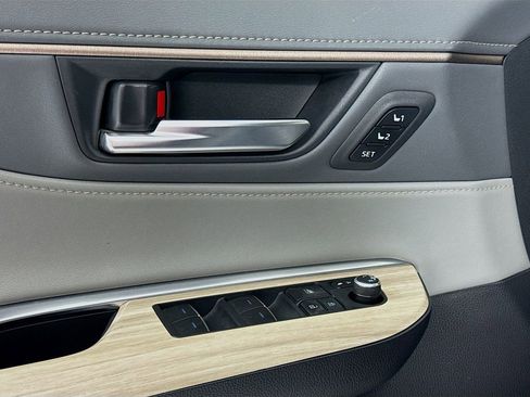 Used 2022 Toyota Venza XLE image 18