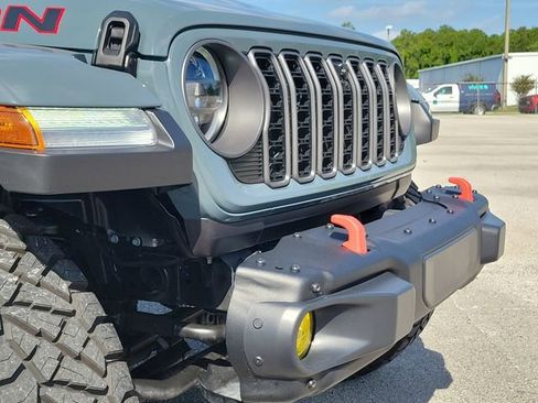 Used 2025 Jeep Gladiator Rubicon AWD/4WD image 8