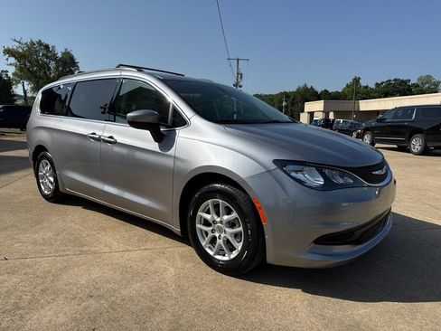 Certified 2021 Chrysler Voyager Lxi FWD image 3