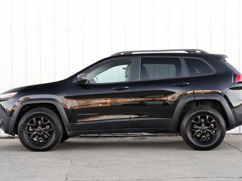Used 2017 Jeep Cherokee Trailhawk w/ Cold Weather Group image 8