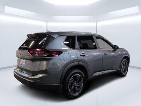 Used 2026 Nissan Rogue SV w/ SV Premium Package FWD image 3
