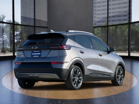 Used 2022 Chevrolet Bolt EUV LT w/ Convenience Package image 3