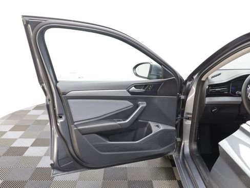 Used 2025 Volkswagen Jetta SE w/ Black Wheel Package image 5