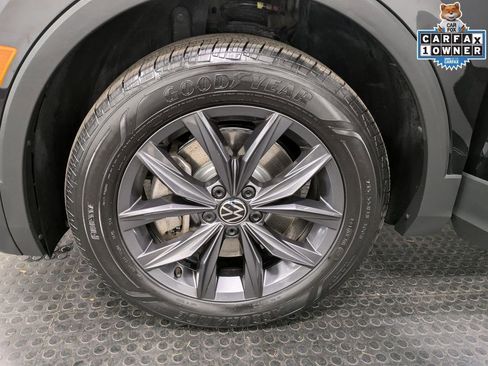 Used 2022 Volkswagen Tiguan SE w/ Panoramic Sunroof Package image 8