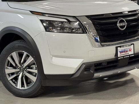 New 2025 Nissan Pathfinder SL image 3