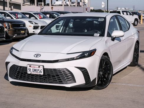 Used 2025 Toyota Camry SE FWD image 1