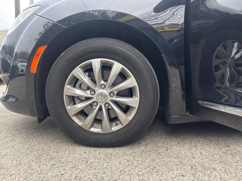 Used 2018 Chrysler Pacifica Touring-L image 18