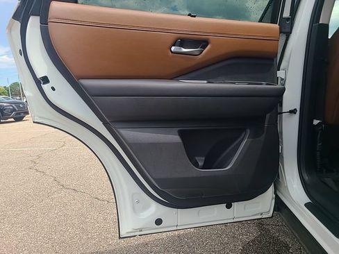 Used 2023 Nissan Pathfinder Platinum AWD/4WD image 23