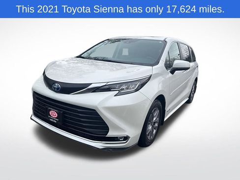 Used 2021 Toyota Sienna XLE image 1