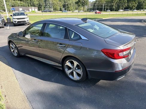 Used 2018 Honda Accord Touring image 2