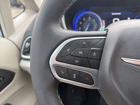 Used 2024 Chrysler Pacifica Touring-L image 14
