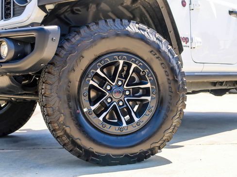 Used 2025 Jeep Wrangler Unlimited Rubicon AWD/4WD image 2