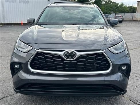 Used 2020 Toyota Highlander XLE AWD/4WD image 4