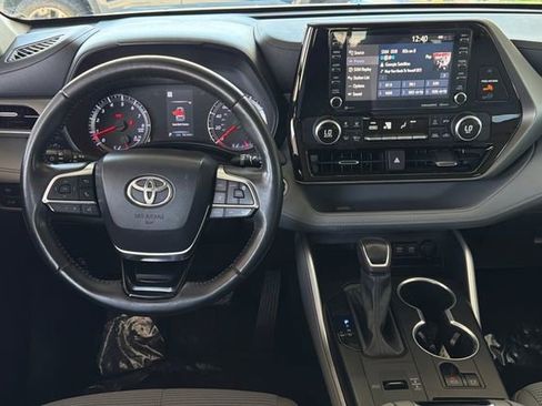 Used 2020 Toyota Highlander LE FWD image 17