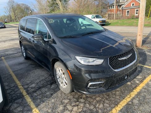 Used 2024 Chrysler Pacifica Touring-L image 4