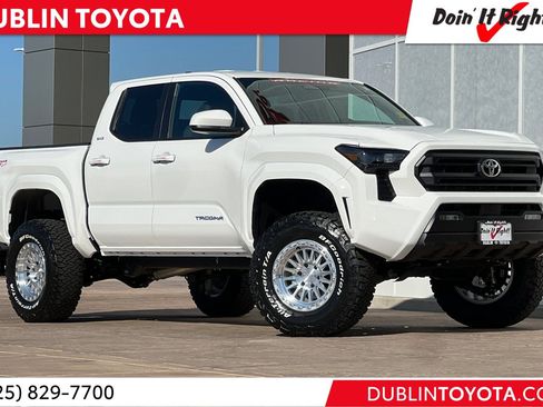 Used 2025 Toyota Tacoma SR5 image 1