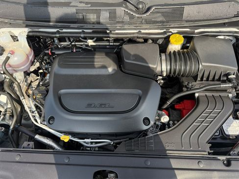 Used 2024 Chrysler Pacifica Touring-L image 20