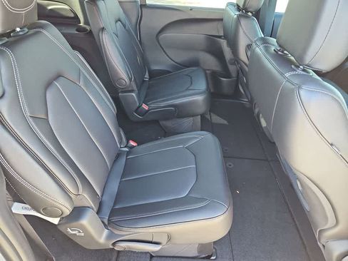 New 2026 Chrysler Pacifica Select FWD image 21