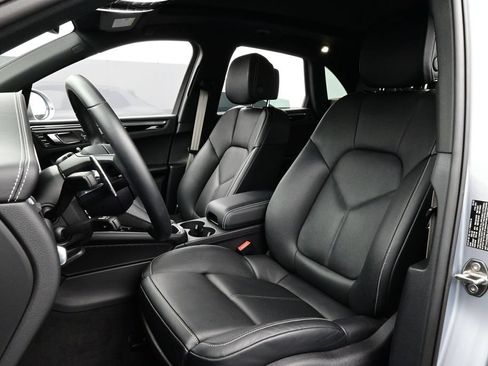 Certified 2025 Porsche Macan AWD/4WD image 5