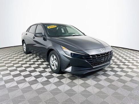 Used 2022 Hyundai Elantra SE FWD image 3