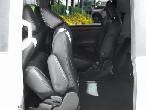 Used 2016 Toyota Sienna SE image 41