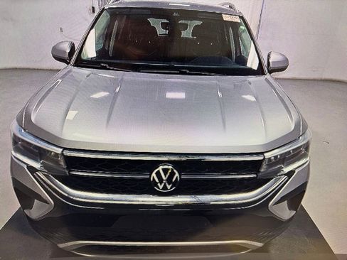 Used 2024 Volkswagen Taos SE FWD image 12