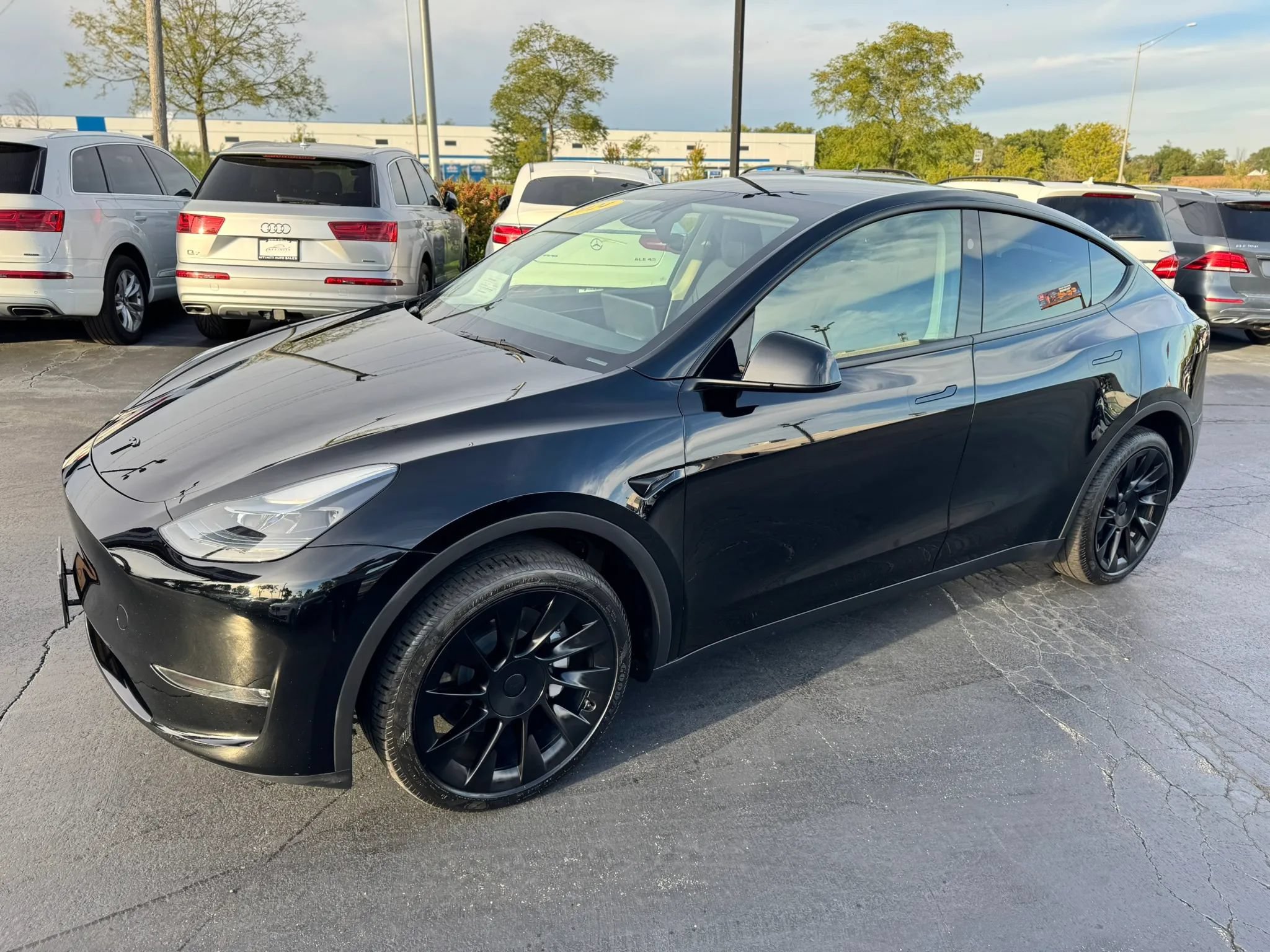 Used 2024 Tesla Model Y Long Range AWD/4WD image 2