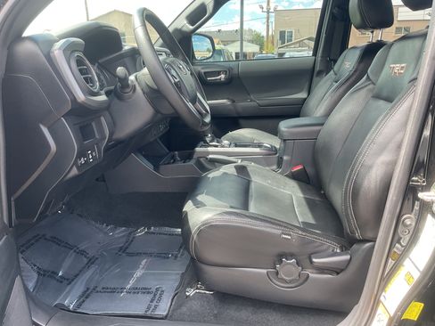 Used 2018 Toyota Tacoma TRD Off-Road AWD/4WD image 18