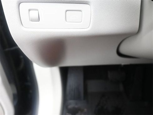 Used 2022 Volvo XC60 B5 Momentum w/ Climate Package image 16