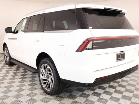 New 2026 Lincoln Navigator Premiere AWD/4WD image 24