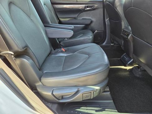 Used 2024 Toyota Highlander Limited image 17