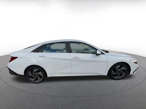 Used 2025 Hyundai Elantra SEL image 16
