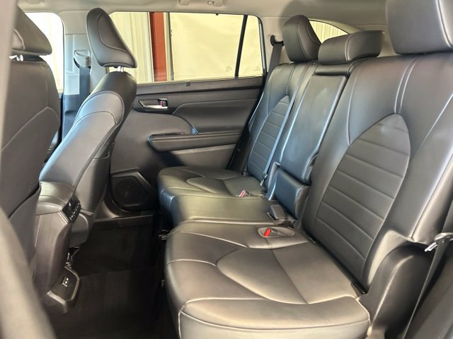 Used 2022 Toyota Highlander XLE AWD/4WD image 15