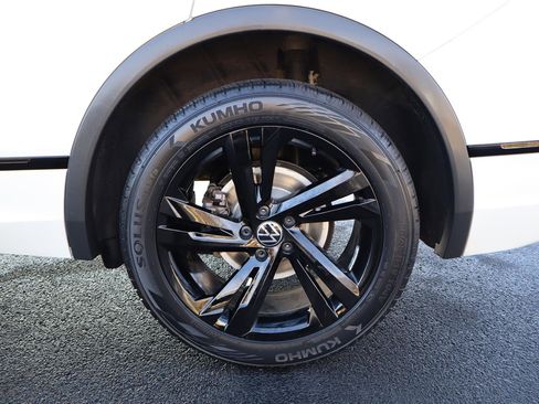 Used 2023 Volkswagen Tiguan SE R-Line image 11