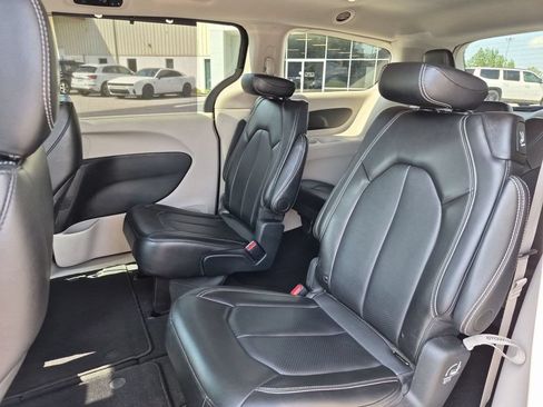 Used 2024 Chrysler Pacifica Touring-L FWD image 28