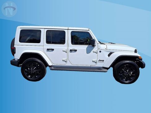 Used 2025 Jeep Wrangler Unlimited Sahara AWD/4WD image 9