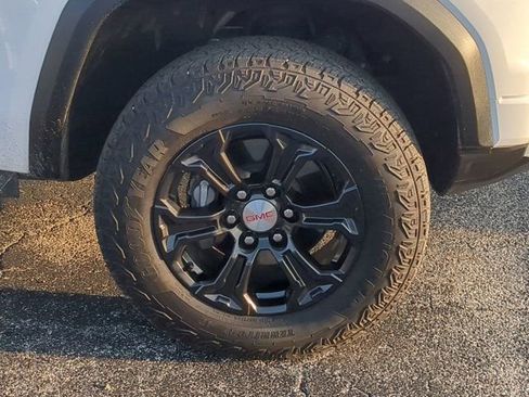 Used 2024 GMC Canyon Elevation image 10